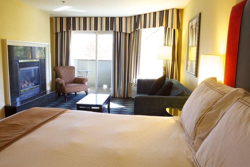 هتل Plaza Inn & Suites At Ashland Creek