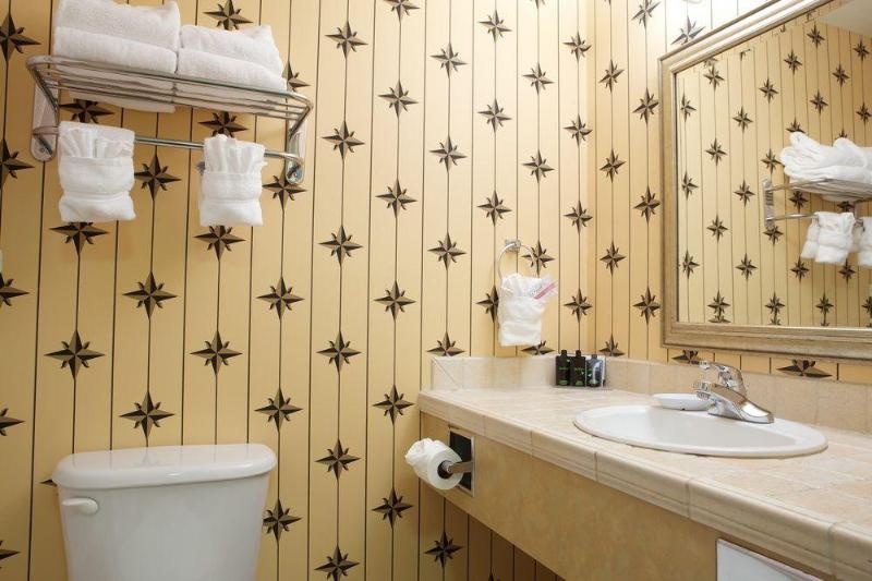 هتل Plaza Inn & Suites At Ashland Creek