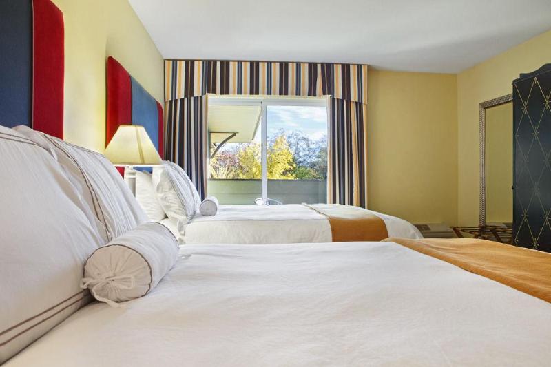 هتل Plaza Inn & Suites At Ashland Creek