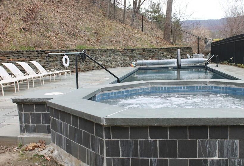 Отель The Porches Inn At Mass Moca