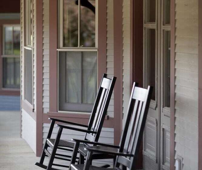 Отель The Porches Inn At Mass Moca