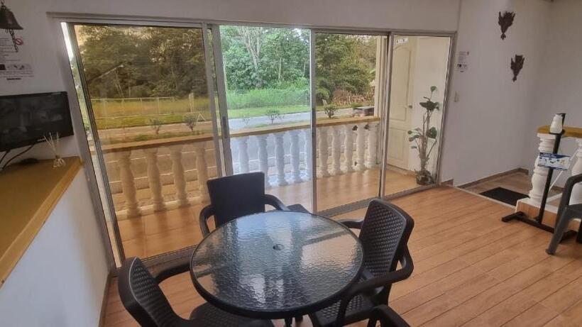 پانسیون Hostal Mochileros Inn