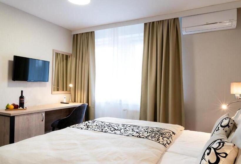 پانسیون Karolina