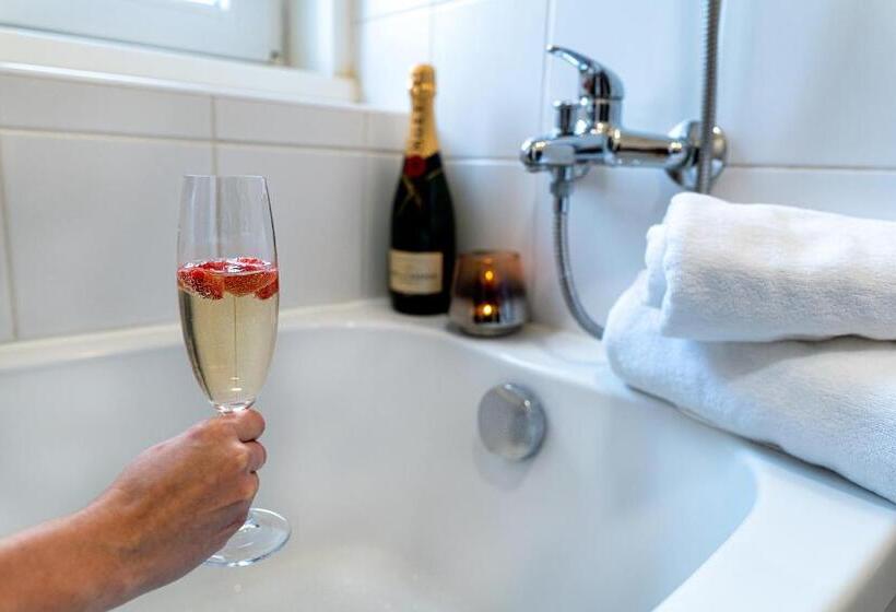 پانسیون Karolina