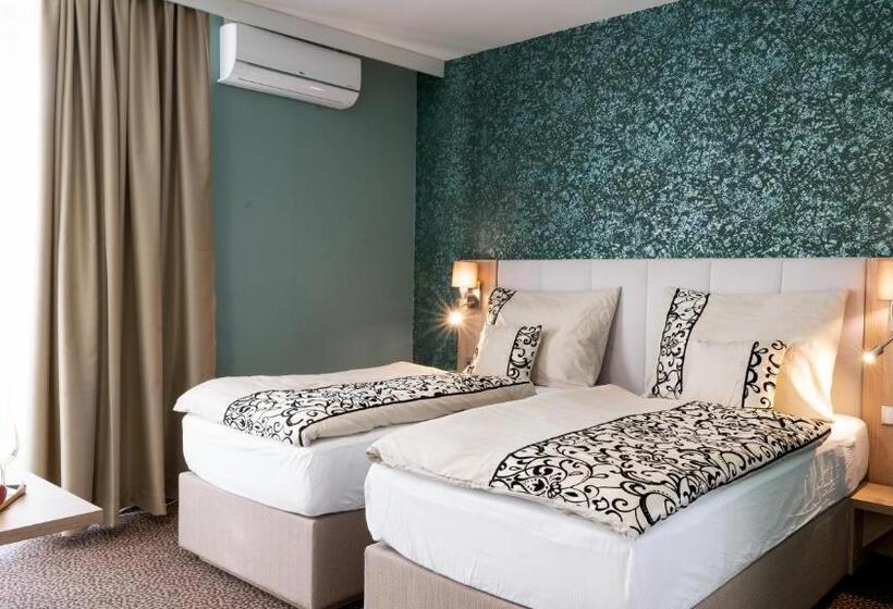 پانسیون Karolina