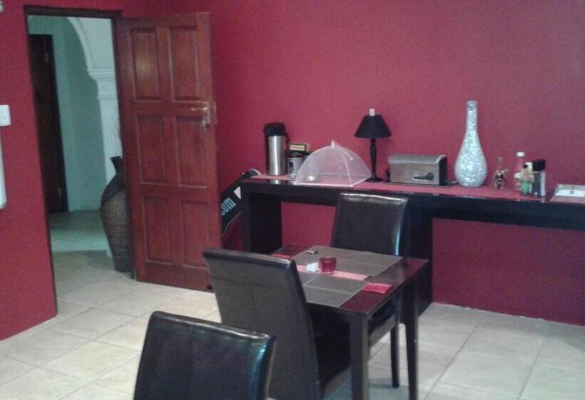 פנסיון Pine Tree Lodge Pe