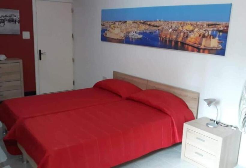 پانسیون Room In Apartment   Very Bright Well Kept Apartment