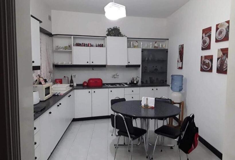 پانسیون Room In Apartment   Very Bright Well Kept Apartment