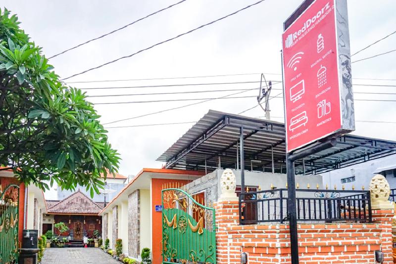 호텔 Reddoorz Near Buleleng Harbour 2