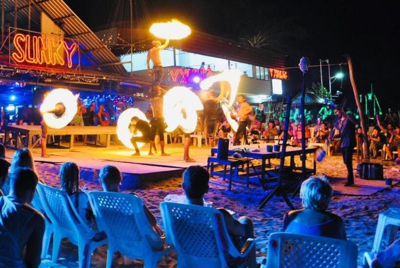 استراحتگاه Dee Dee Sea Front