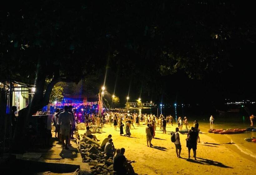 استراحتگاه Dee Dee Sea Front