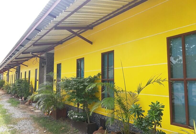 ホテル Baan Pak Parichat Sarun