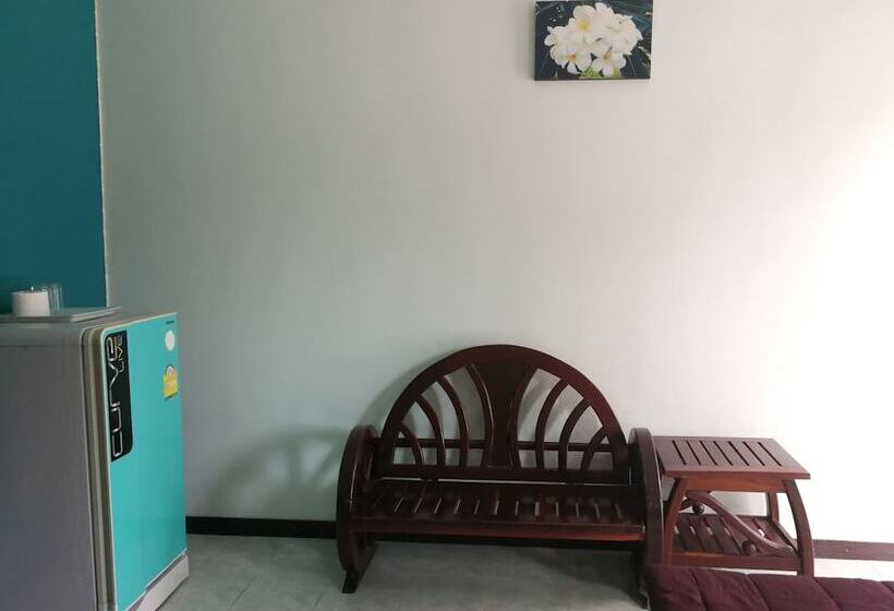 ホテル Baan Pak Parichat Sarun