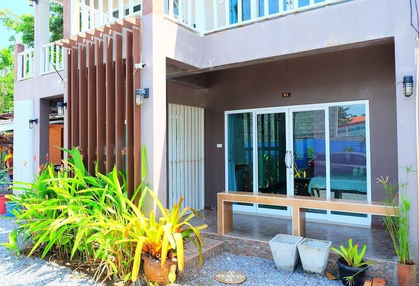 酒店 Tharadol Beach Resort