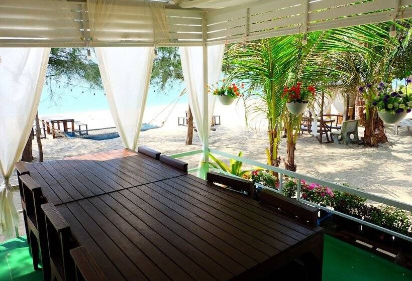 酒店 Tharadol Beach Resort