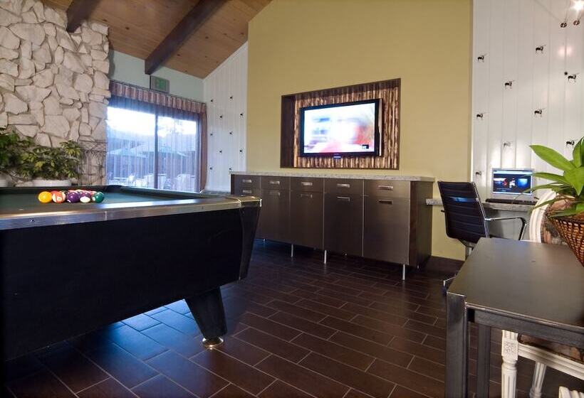 هتل 3 Peaks Resort & Beach Club