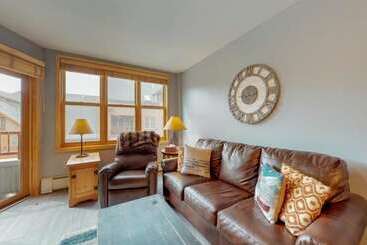 هتل 1 Bedroom Mountain Condo In River Run Village With Beautiful Mountain Views And Walking Distance To