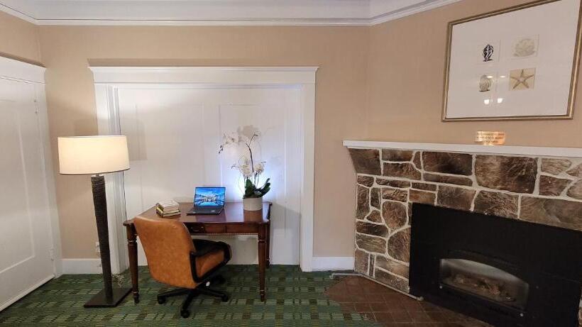 هتل Butterfly Grove Inn