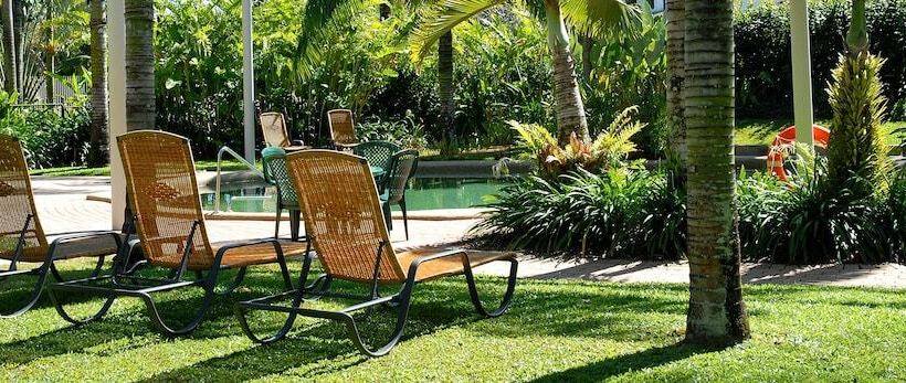 هتل Cairns Beach Resort