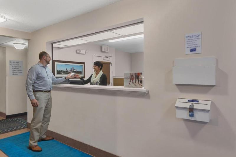 هتل Candlewood Suites Raleigh Crabtree, An Ihg