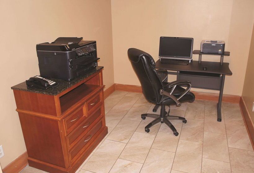 هتل La Quinta Inn & Suites By Wyndham Omaha Airport Downtown