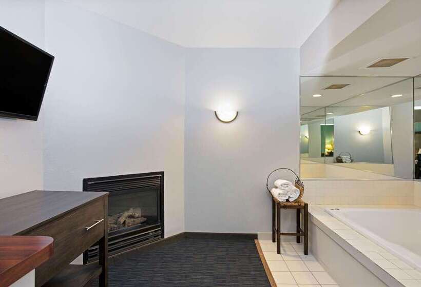 هتل La Quinta Inn & Suites By Wyndham Omaha Airport Downtown