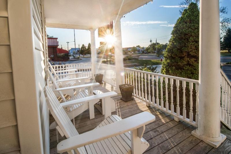 هتل Our Guest Inn And Suites   Downtown