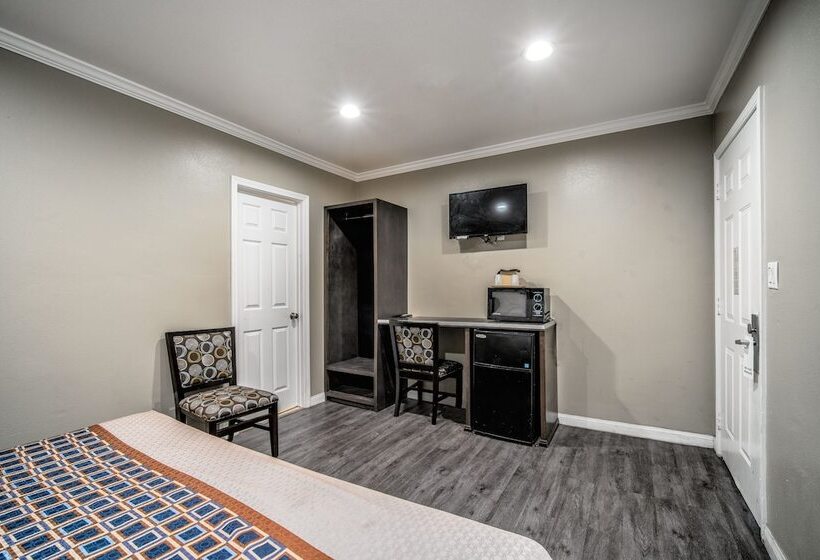 Отель Regency Inn & Suites Downey