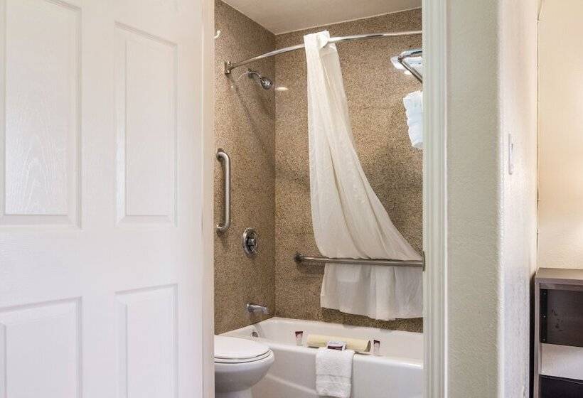בית מלון כפרי Rodeway Inn Near Downtown Monterey