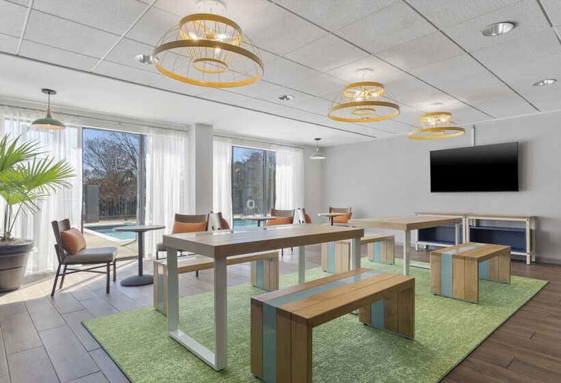 هتل Spark By Hilton Greensboro