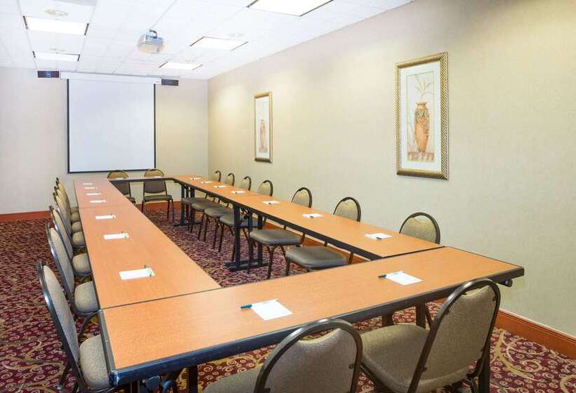 בית מלון כפרי Wingate By Wyndham   Orlando International Airport  Free Hot Breakfast