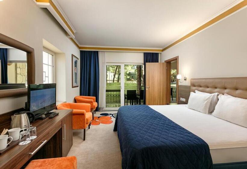 استراحتگاه Pine Beach Belek