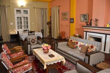 تختخواب و صبحانه Solan Retreat