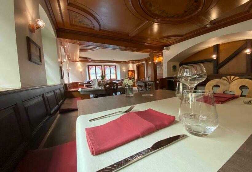 Отель Hôtel Le Sarment
