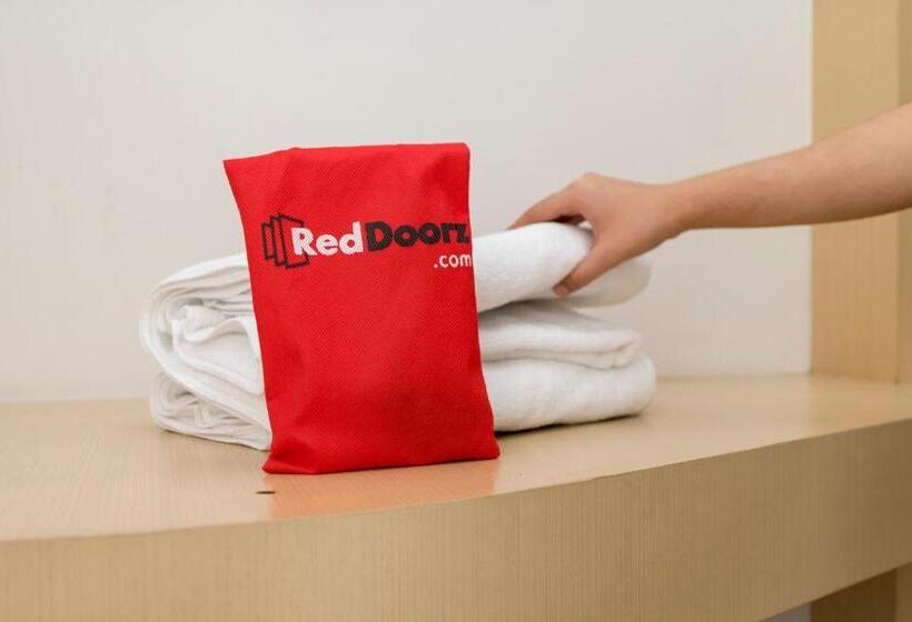 Отель Reddoorz @ Haraito Tarutung