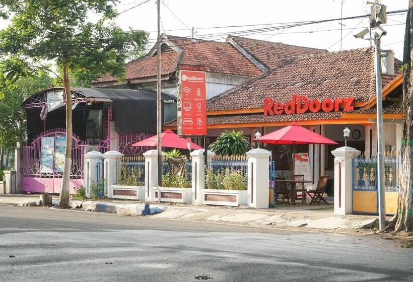 호텔 Reddoorz Plus @ Alun Alun Nganjuk