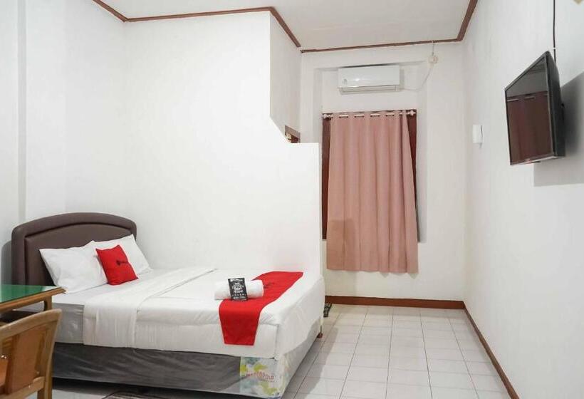 호텔 Reddoorz Plus @ Alun Alun Nganjuk