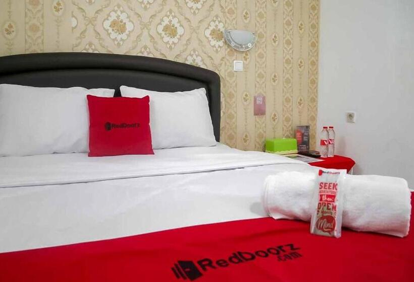 호텔 Reddoorz Plus @ Alun Alun Nganjuk