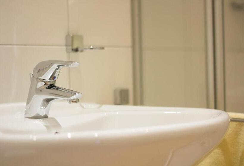 ホテル Restaurant Zur Neroburg