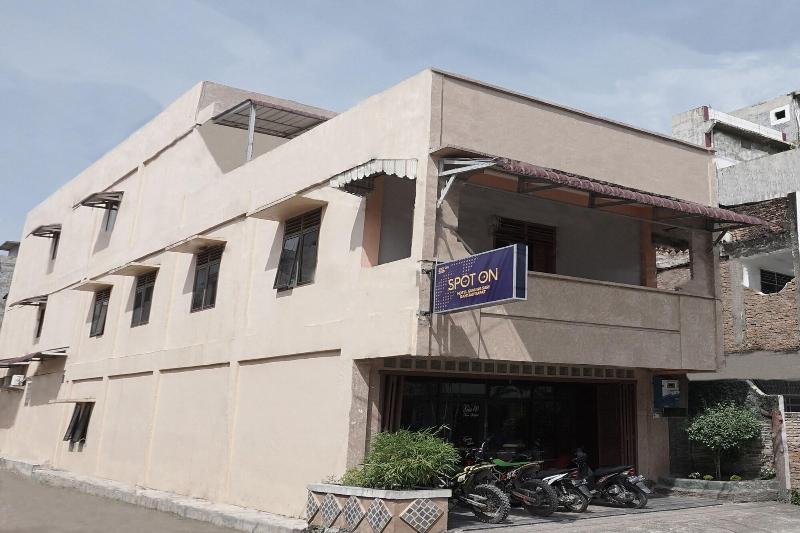 فندق Spot On 2200  Gunung Sari