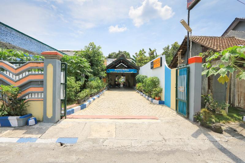 Отель Spot On 2440 Wallet Family Residence Syariah