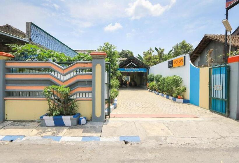Отель Spot On 2440 Wallet Family Residence Syariah