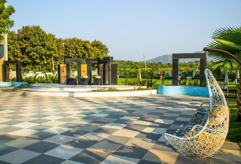 هتل The Bhagwati Resort