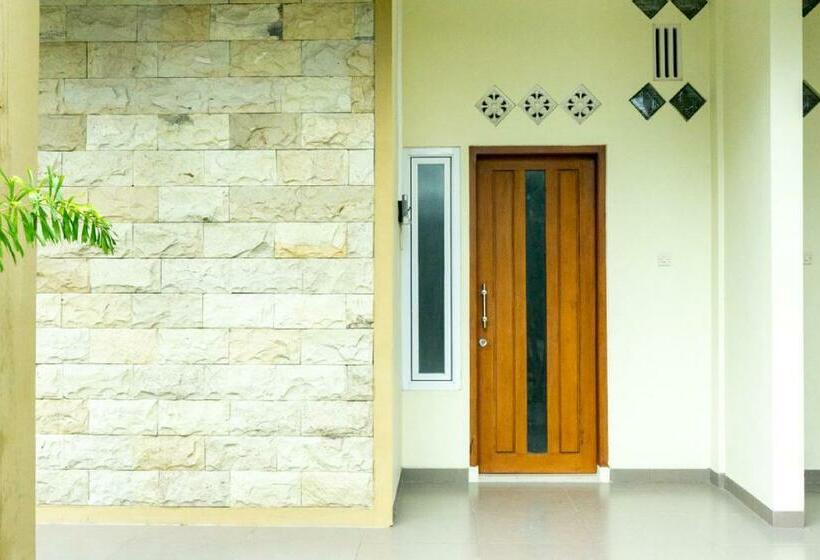 펜션 Reddoorz Near Benteng Van Den Bosch