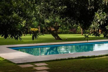 پانسیون Saffronstays Casa Manga, Karjat   Pet Friendly Pool Villa Near Nd S Film World And Saltt