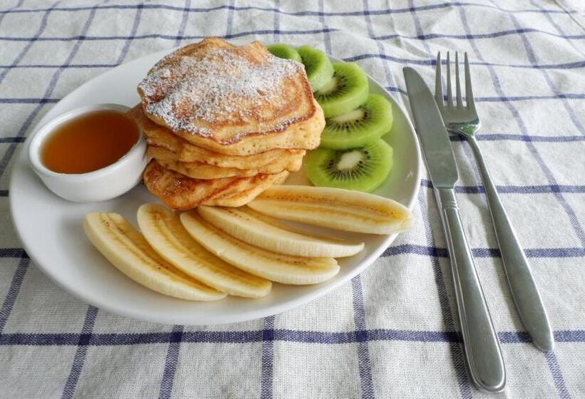 הוסטל Snooze Inn Phuket   Free Shuttle To Bang Rong Pier