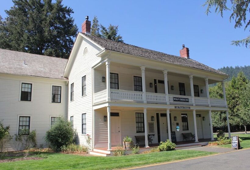 호스텔 Wolf Creek Inn & Tavern