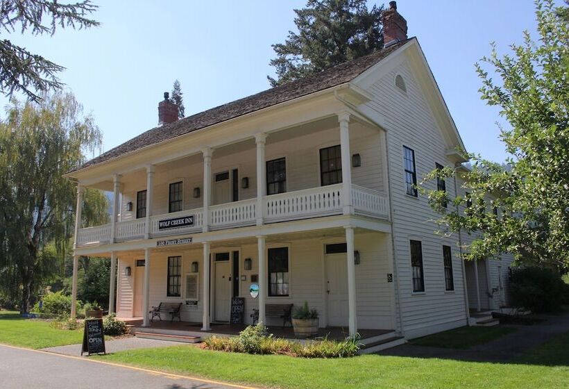 호스텔 Wolf Creek Inn & Tavern