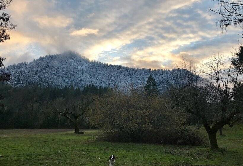 호스텔 Wolf Creek Inn & Tavern