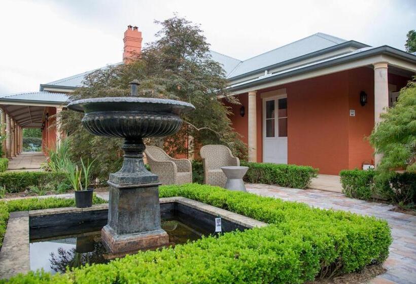 민박 Chanticleer Gardens Barn Cottage With A Pool